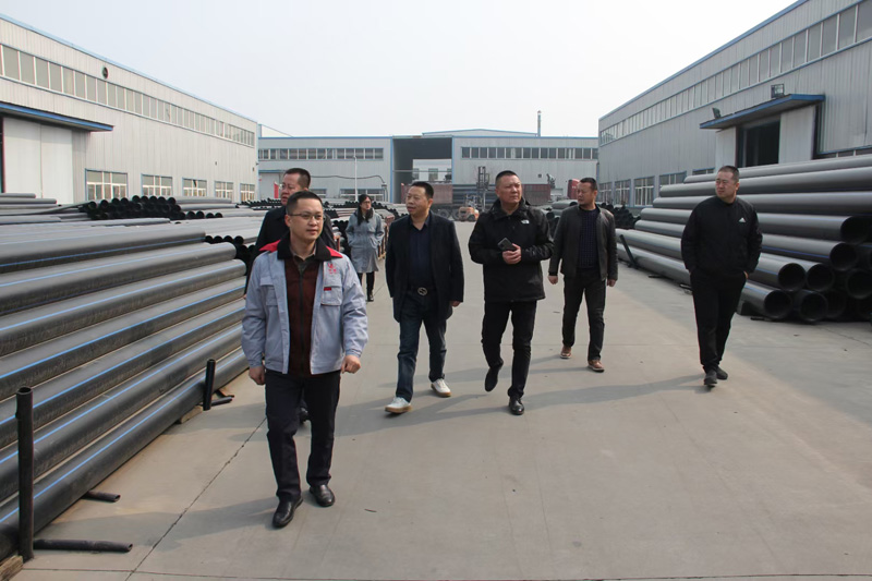 新疆天業(yè)集團(tuán)公司董事長李河、譚新民等人蒞臨陜西甘霖實(shí)業(yè)公司考察指導(dǎo)工作