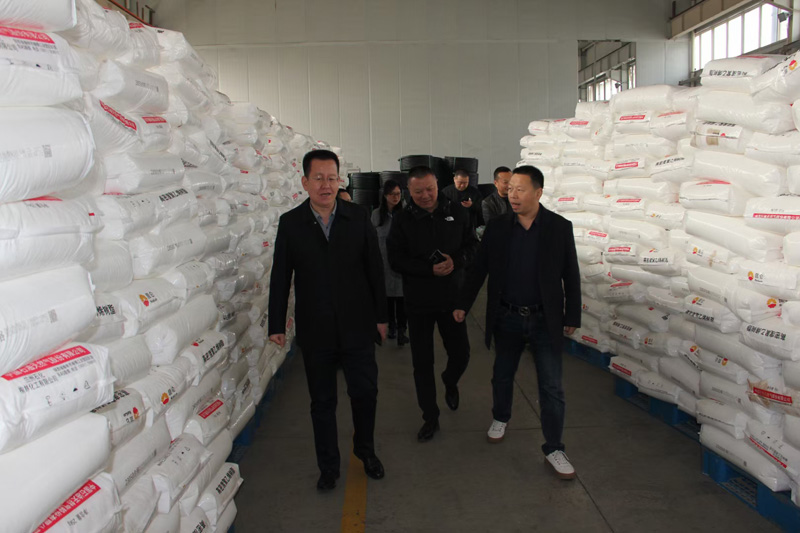 新疆天業(yè)集團(tuán)公司董事長李河、譚新民等人蒞臨陜西甘霖實(shí)業(yè)公司考察指導(dǎo)工作