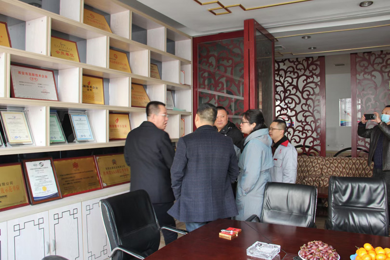 新疆天業(yè)集團(tuán)公司董事長李河、譚新民等人蒞臨陜西甘霖實(shí)業(yè)公司考察指導(dǎo)工作